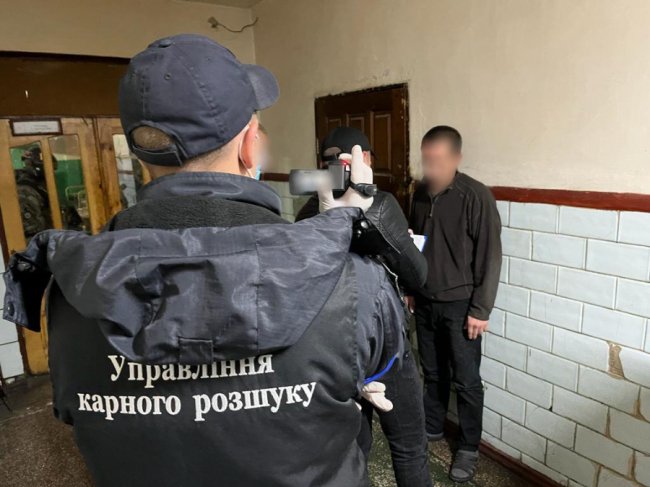 Ошукали близько 100 осіб: волинські оперативники розкрили деталі припинення шахрайської схеми в'язнів. ФОТО