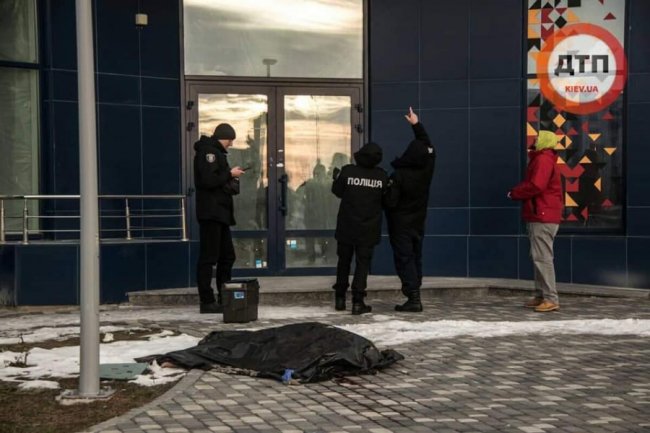 У Києві дівчина викинулася з 23 поверху, залишивши три записки. ФОТО