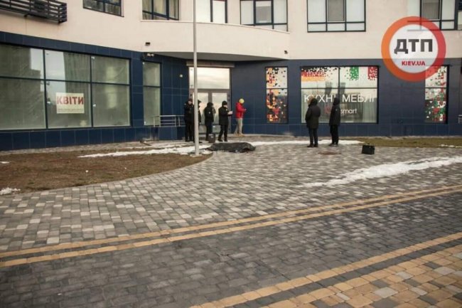 У Києві дівчина викинулася з 23 поверху, залишивши три записки. ФОТО