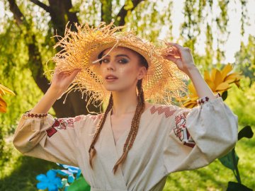 Вишиті сукні — унікальний одяг жіночого гардеробу*