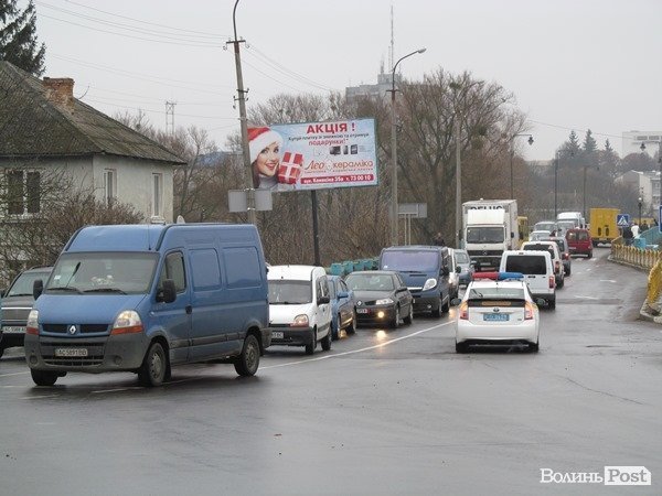 У Луцьку затор через нові світлофори. ФОТО  