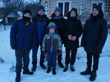 Волинські колядники віддали зароблені гроші на операцію хлопчику без ока