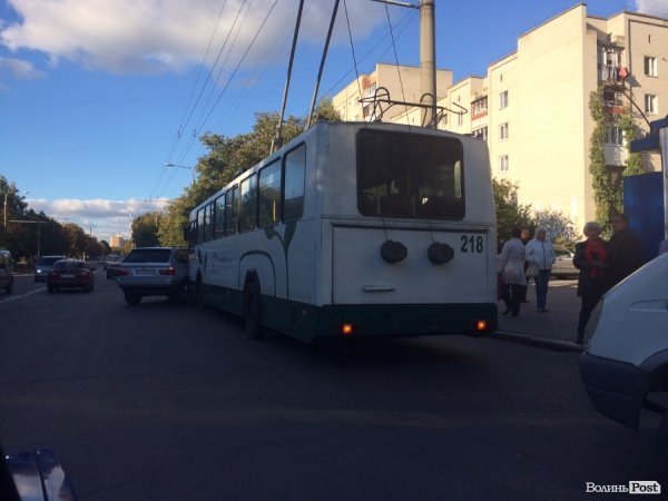 У Луцьку ДТП: авто не поділило дороги з тролейбусом. ФОТО