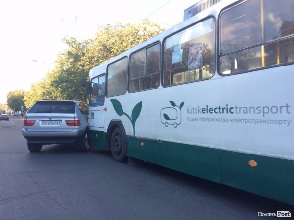 У Луцьку ДТП: авто не поділило дороги з тролейбусом. ФОТО