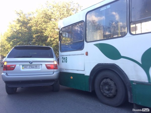 У Луцьку ДТП: авто не поділило дороги з тролейбусом. ФОТО