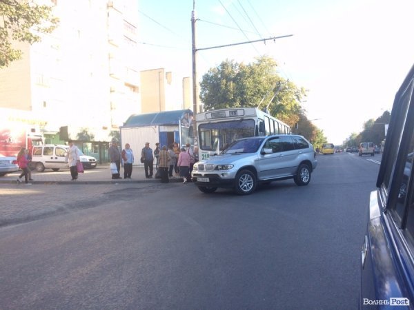 У Луцьку ДТП: авто не поділило дороги з тролейбусом. ФОТО