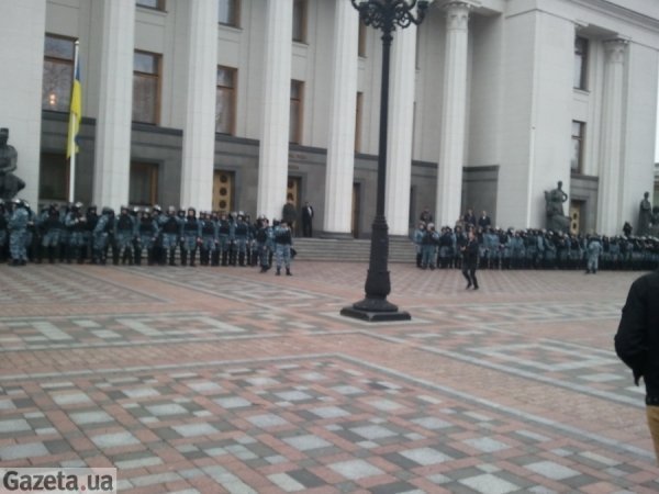 Під Верховною Радою збирається опозиція. ФОТО