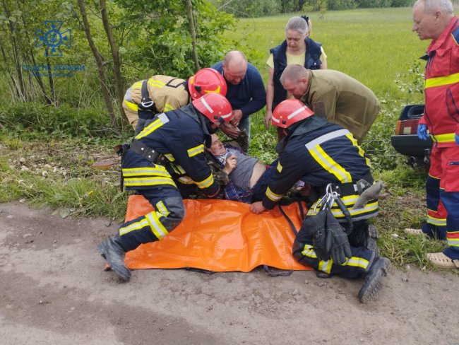 На Волині водій автівки злетів у кювет та зіткнувся з деревом. ФОТО