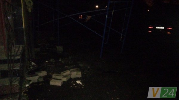 Пʼяний дебош у Луцьку: молодики розбили ліхтар та пошкодили машину