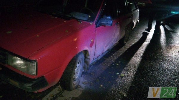 Пʼяний дебош у Луцьку: молодики розбили ліхтар та пошкодили машину