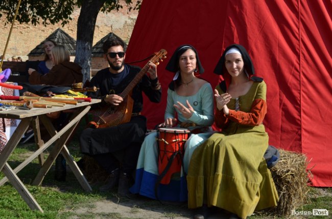 Середньовічна костюмерна: як у Луцьку жінок «перетворювали» на шляхетних міщанок