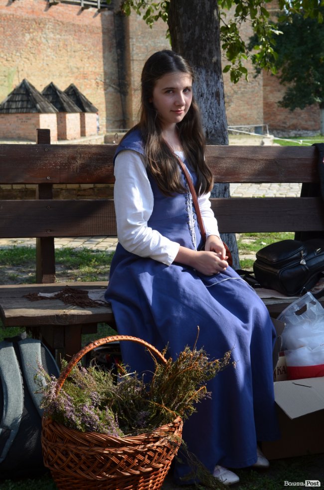 Середньовічна костюмерна: як у Луцьку жінок «перетворювали» на шляхетних міщанок
