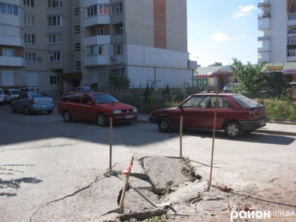 У Луцьку серед двору не ремонтують яму. ФОТО