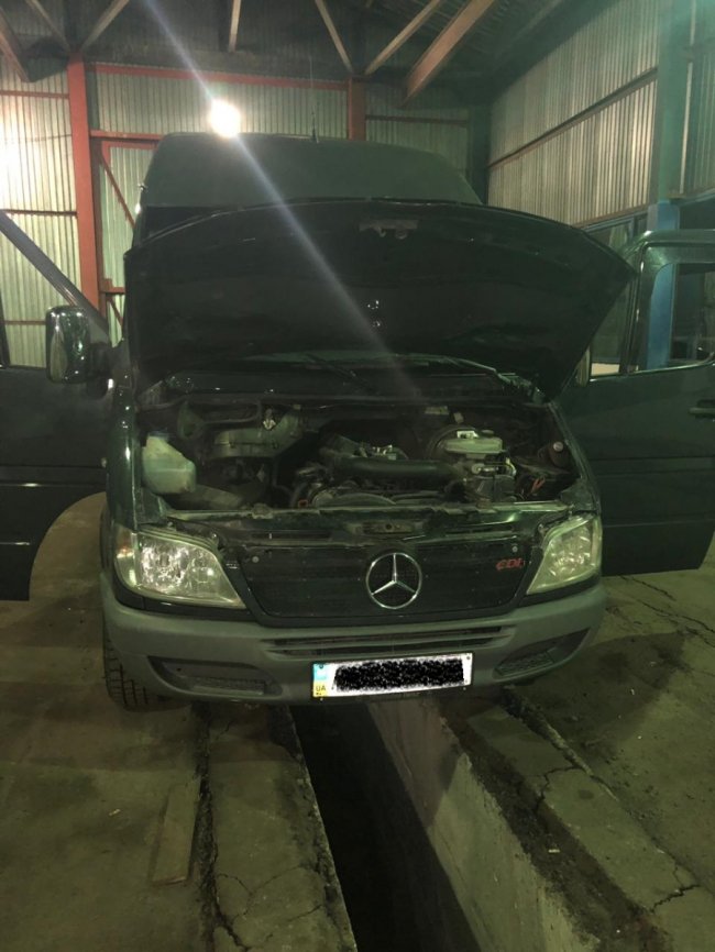 У пункті «Доманове» чоловік позбувся автівки через контрабандні цигарки. ФОТО