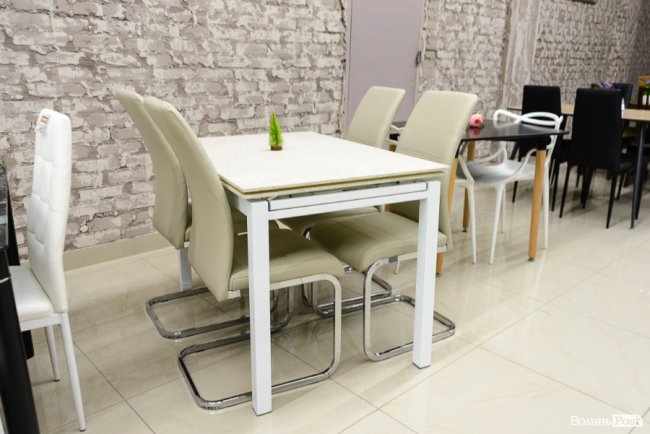 У Новий рік – із новими меблями: у луцькому торговому центрі «Нова Маркет» – знижки на столи і дивани. ФОТО*