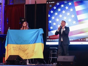 Прапор України з підписами Залужного та Зеленського продали в США за 69 тисяч доларів