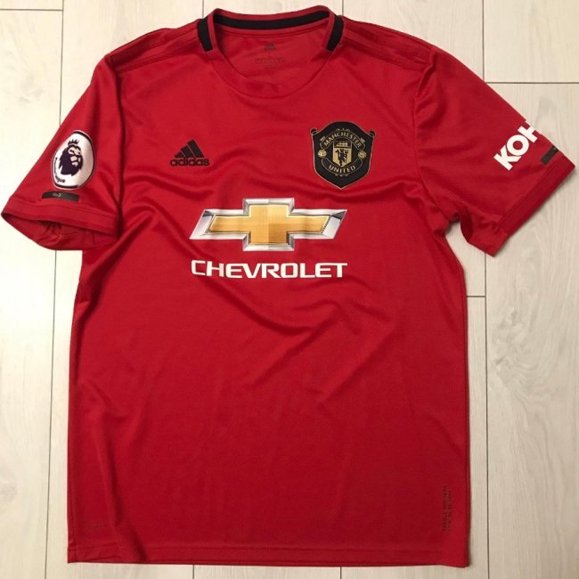 Зінченко, Модрич, Магвайр: лучанин колекціонує футболки відомих футболістів. ФОТО