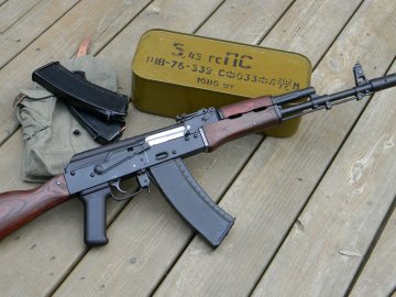 Працівники міськради на Волині вчилися поводитися зі зброєю та надавати медичну допомогу. ВІДЕО