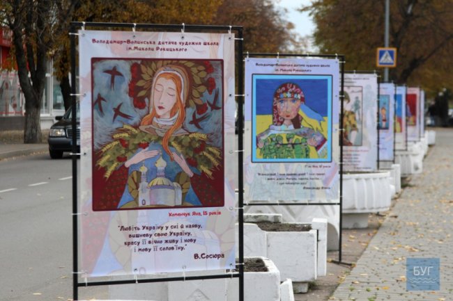 На площі у Володимирі-Волинському експонують художні роботи школярів. ФОТО