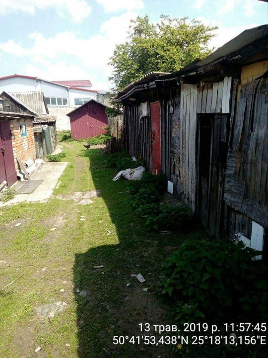 Муніципали зносять халабуди на одній із вулиць Луцька