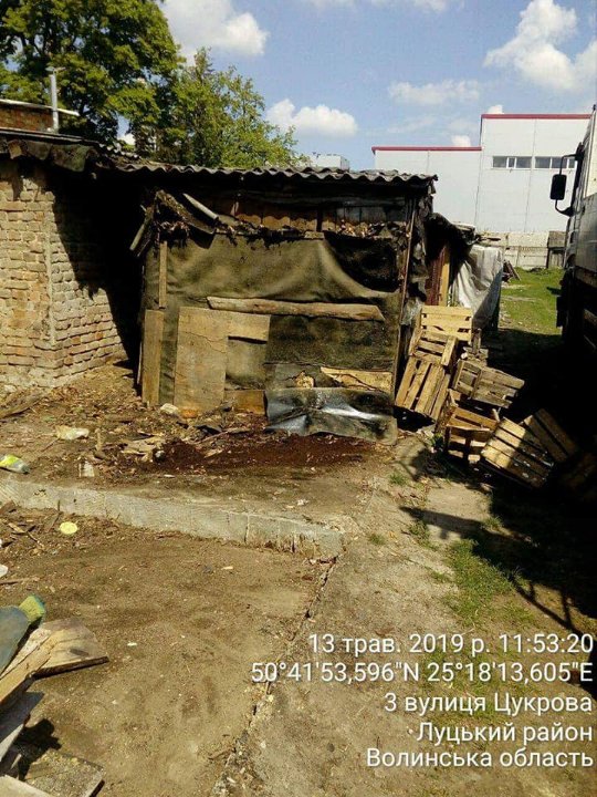 Муніципали зносять халабуди на одній із вулиць Луцька