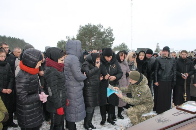 Майже п'ять місяців вважався зниклим безвісти: на Волині попрощалися з Героєм Владиславом Величком