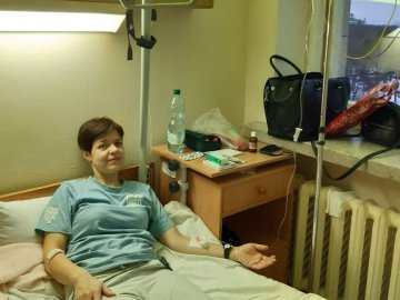 9-річна волинянка продає свої картини, щоб допомогти онкохворій тітці