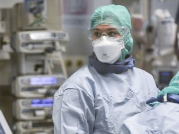 Українські лікарі, які працюють з Covid-19, до кінця цього тижня отримають доплати