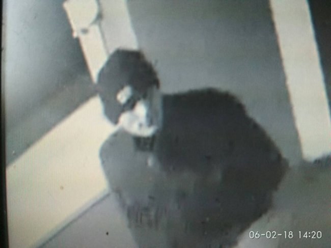 На Волині поліція розшукує чоловіків, які обікрали магазин. ФОТО