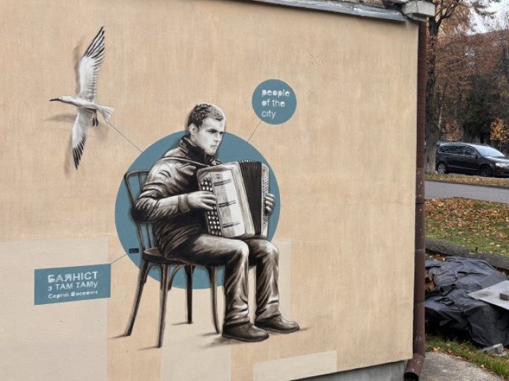 Понад десять років грає просто неба: у Луцьку створили мурал із зображенням незрячого музиканта