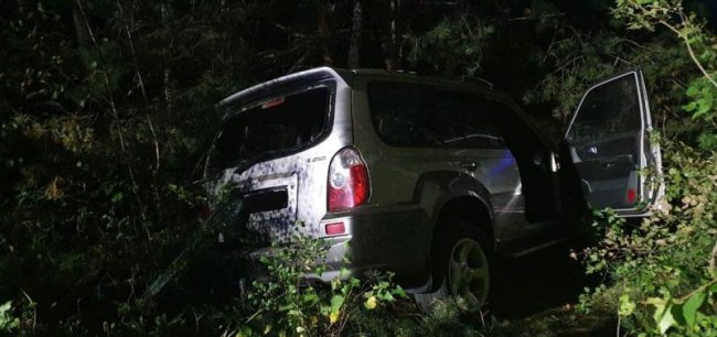 На Рівненщині вночі сталась аварія: рятувальники витягали травмованого водія з понівеченої автівки. ФОТО