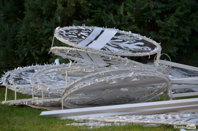 Біля мерії у Луцьку облаштовують святкову ілюмінацію. ФОТО