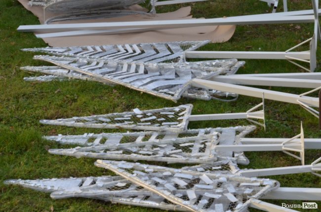 Біля мерії у Луцьку облаштовують святкову ілюмінацію. ФОТО