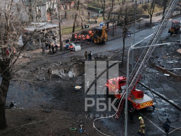 Нерозірваний снаряд, вибиті вікна та глибока вирва: наслідки атаки на Київ. ФОТО