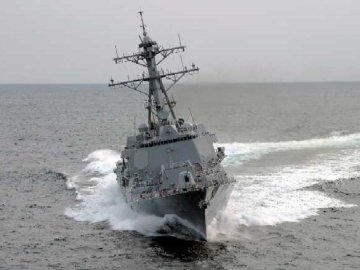 США стягує до Червоного моря військові кораблі 