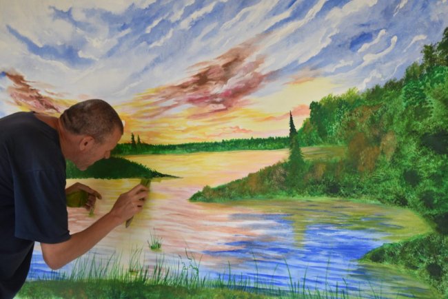 Переселенець з Донеччини розмалював зупинку у волинському селі. ФОТО