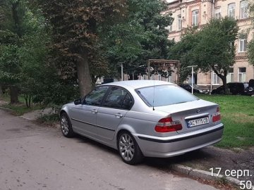 За стоянку на газоні луцькі водії заплатять штраф. ФОТО