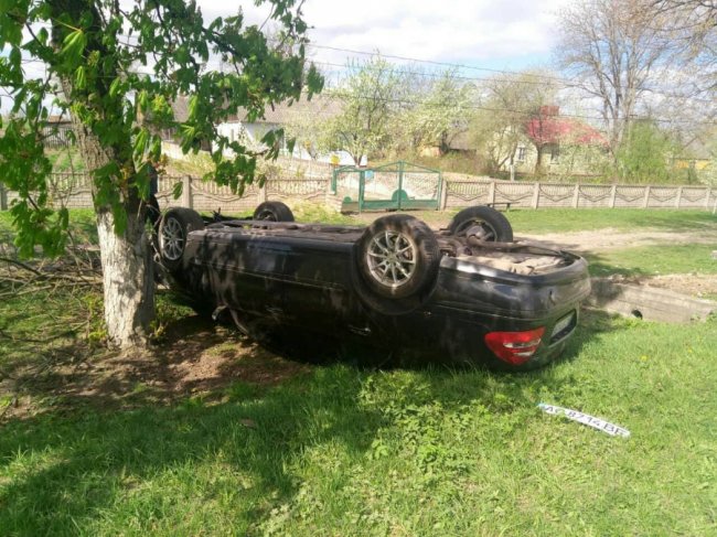 Поблизу Луцька перекинулася автівка, є потерпілі. ФОТО