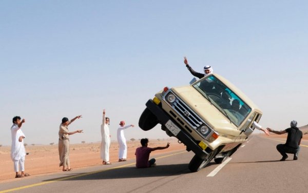 Саудівська молодь показує «катання на лижах по стіні» (їзда на двох колесах): популярна забава серед саудівських юнаків, 30 березня 2013. MOHAMED AL HWAITY, Саудівська Аравія