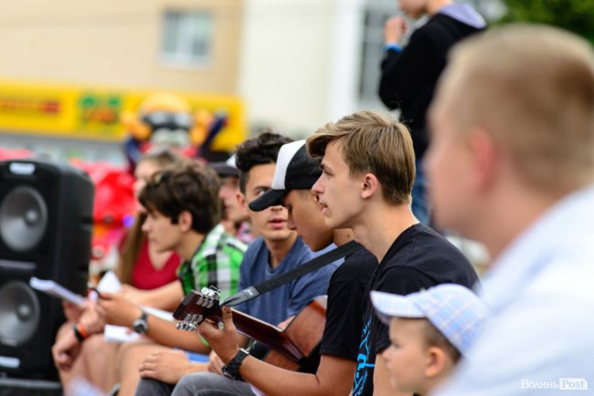 Людей було мало, але прийшли патріоти: у Луцьку відбулася акція «Мова об'єднує». ФОТО