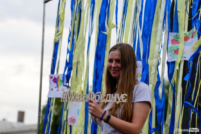 Людей було мало, але прийшли патріоти: у Луцьку відбулася акція «Мова об'єднує». ФОТО