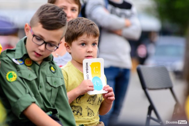Людей було мало, але прийшли патріоти: у Луцьку відбулася акція «Мова об'єднує». ФОТО