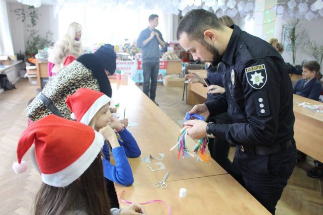 У Святого Миколая на Волині з’явилися помічники у формі. ФОТО