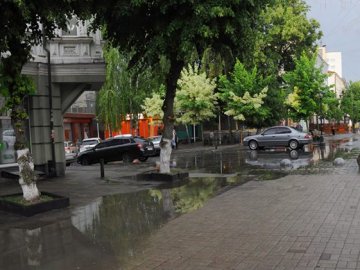 Вода по коліна: затопило вулицю Лесі Українки