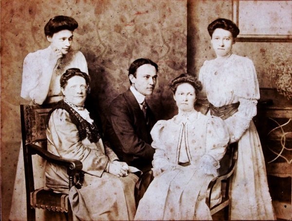 Родина Терещенків. Фото з архіву В. Ковалинського, опублікованого в його книзі “Сім’я Терещенків”.