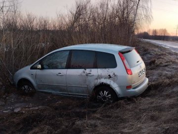 На Волині легковик злетів з дороги та застряг
