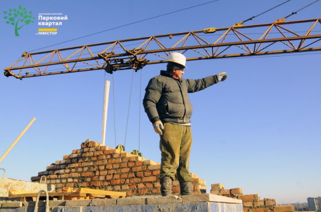 У другому будинку ЖК «Парковий квартал» встановлюють вікна та монтують дах. ФОТО*