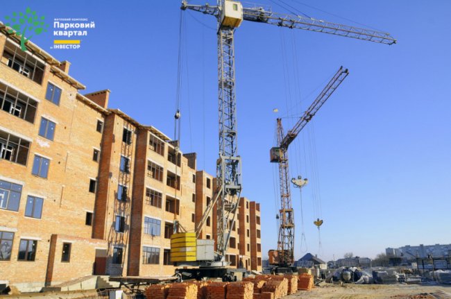 У другому будинку ЖК «Парковий квартал» встановлюють вікна та монтують дах. ФОТО*