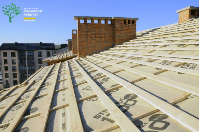 У другому будинку ЖК «Парковий квартал» встановлюють вікна та монтують дах. ФОТО*