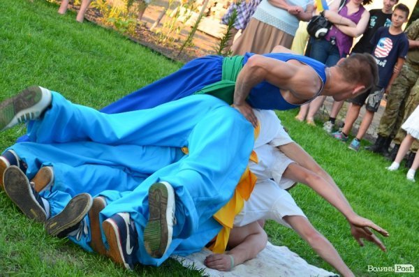 Гопак на битому склі: у Луцьку козачата показали елементи козацького характерництва. ФОТО. ВІДЕО